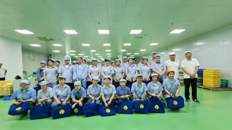 炎炎夏日送清凉，中坤关怀入心田